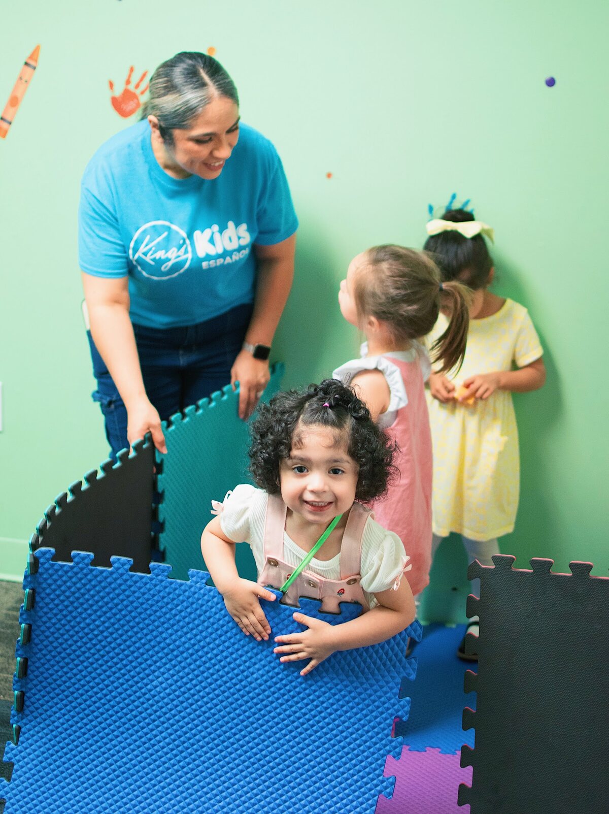 Niños participando en King's Español